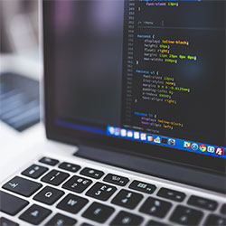 糖心vlog深度揭秘：溏心视频风波背后，神秘人在无人天台的角色超乎常理令人意外